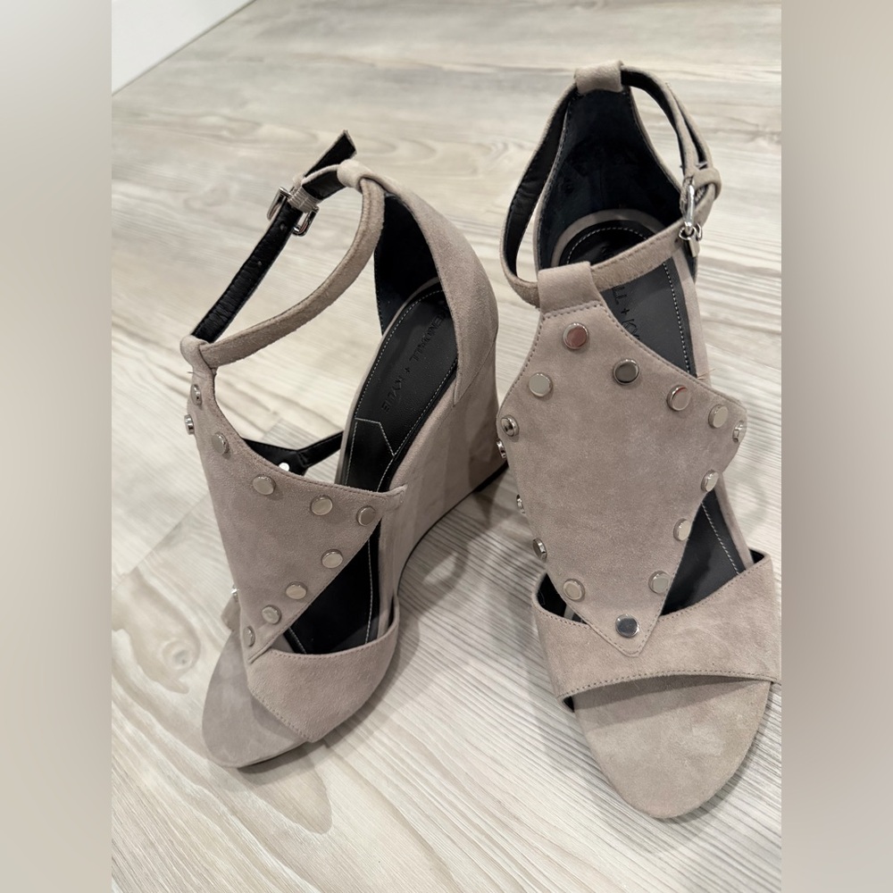 KENDALL & KYLIE Women’s Suede Wedge Sandal Heels. Size 7.5. Grey. Grommets. EUC